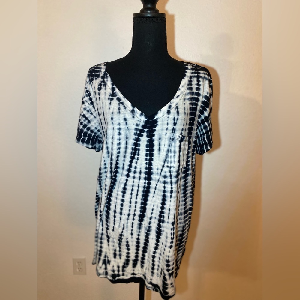 Torrid Womens Tee Shirt Sz 1 Tie Dye Blue White Slimming With Vertical Pattern